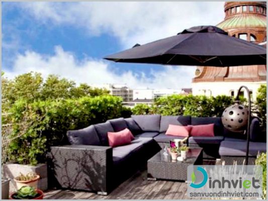 Sân vườn đẹp trên sân thượng nhà biệt thự