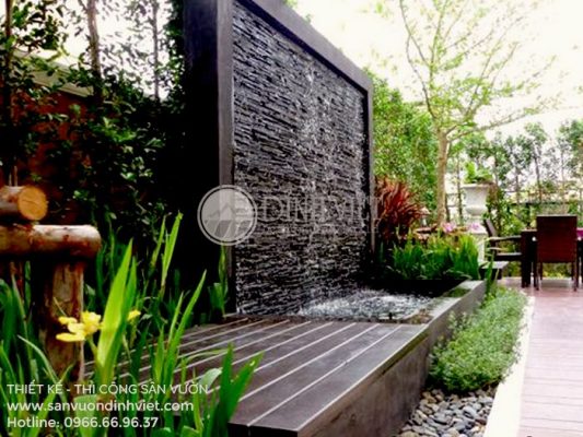 Thác nước sân vườn đẹp sau nhà biệt thự